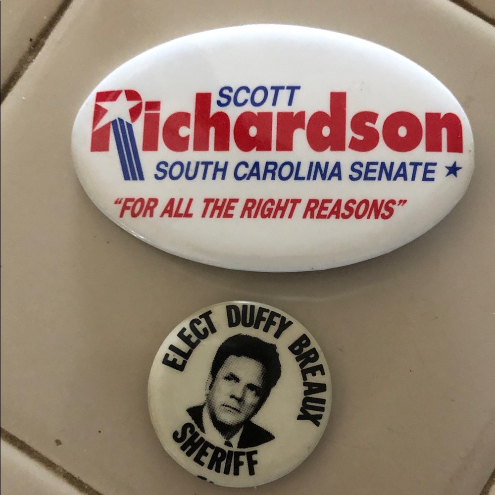 Political pins SC. LA